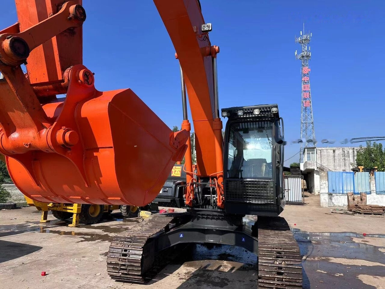 Hitachi ZX240 - Гусеничный экскаватор: фото 4 Hitachi ZX240 - Гусеничный экскаватор: фото 4
