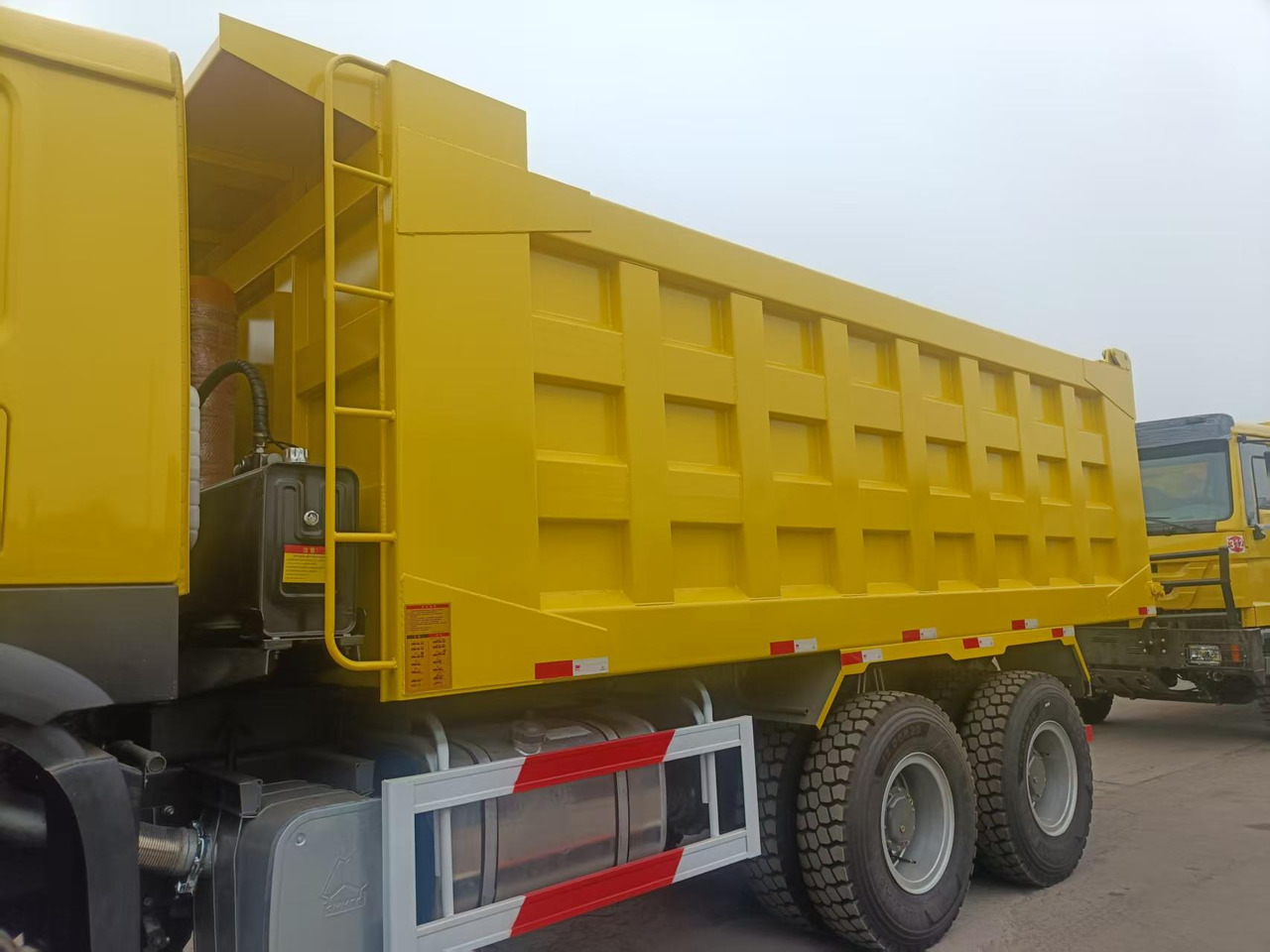 SINOTRUK HOWO 6x4 - Самосвал: фото 5 SINOTRUK HOWO 6x4 - Самосвал: фото 5