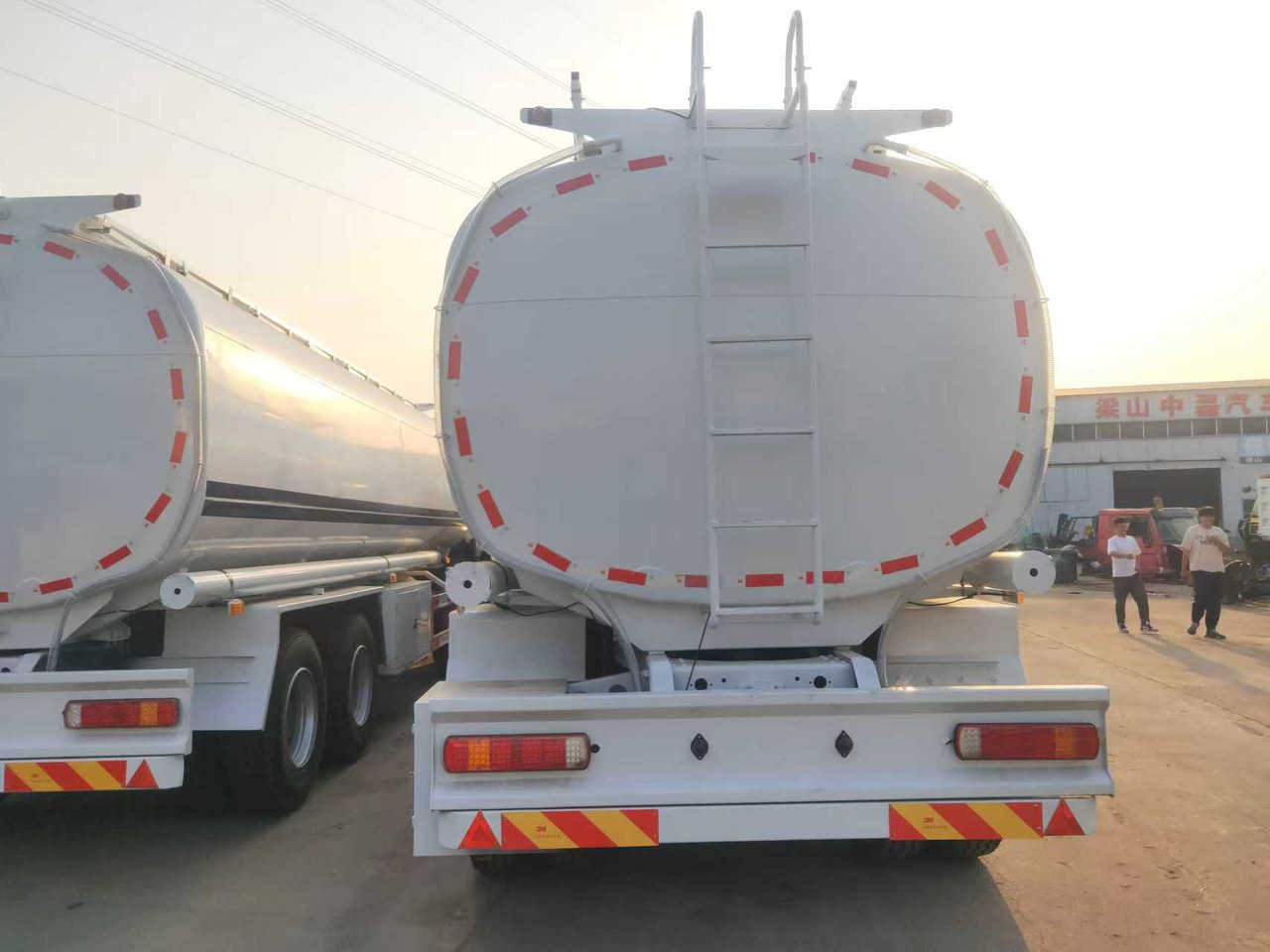 SINOTRUK HOWO Fuel Tank - Грузовик-цистерна: фото 5 SINOTRUK HOWO Fuel Tank - Грузовик-цистерна: фото 5