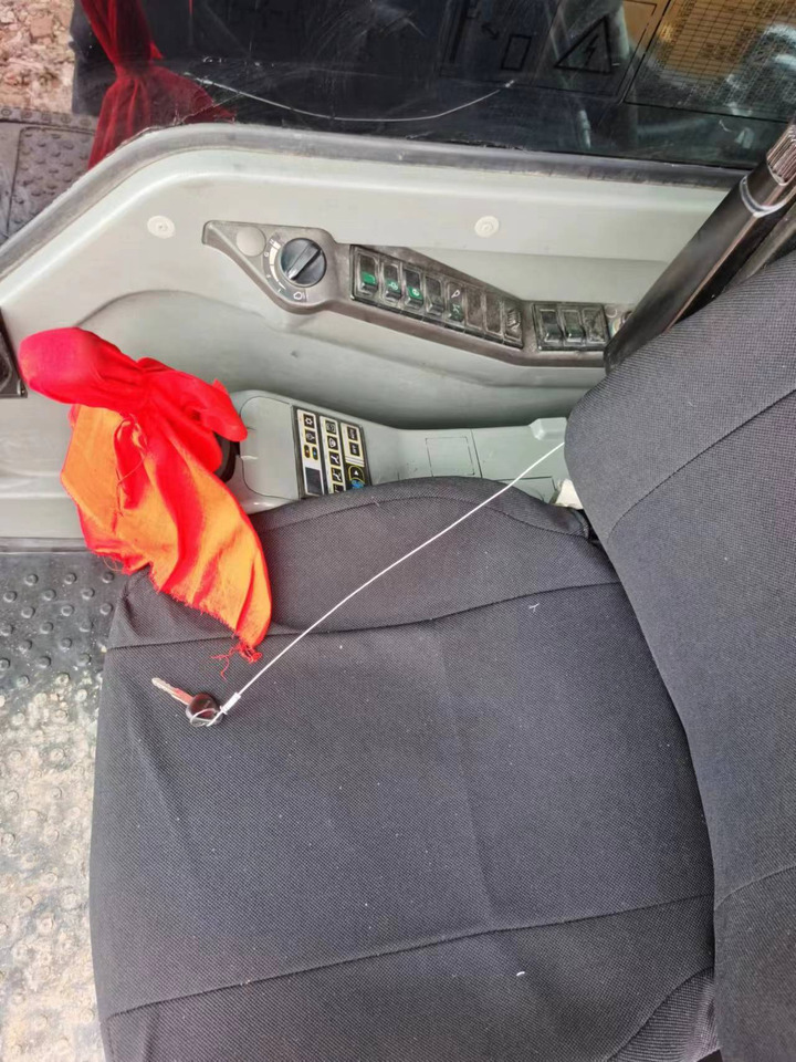 Гусеничный экскаватор Volvo EC210: фото 8