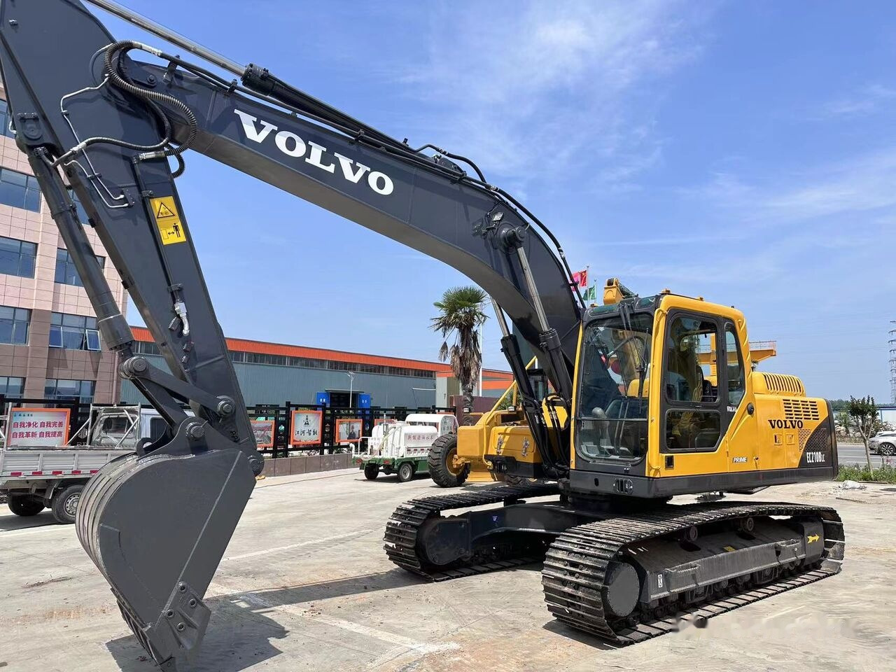 Volvo EC210BLC - Гусеничный экскаватор: фото 1 Volvo EC210BLC - Гусеничный экскаватор: фото 1