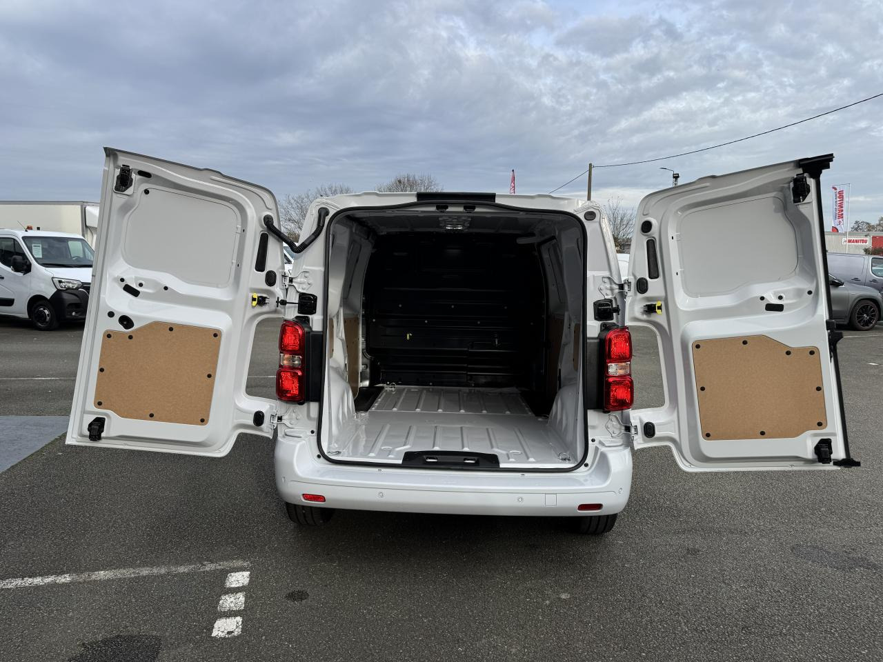 PEUGEOT Expert M 2.0 BlueHDi - 180 S&S - BV EAT8 III FOURGON Fourgon PHASE 2 - Цельнометаллический фургон: фото 3 PEUGEOT Expert M 2.0 BlueHDi - 180 S&S - BV EAT8 III FOURGON Fourgon PHASE 2 - Цельнометаллический фургон: фото 3