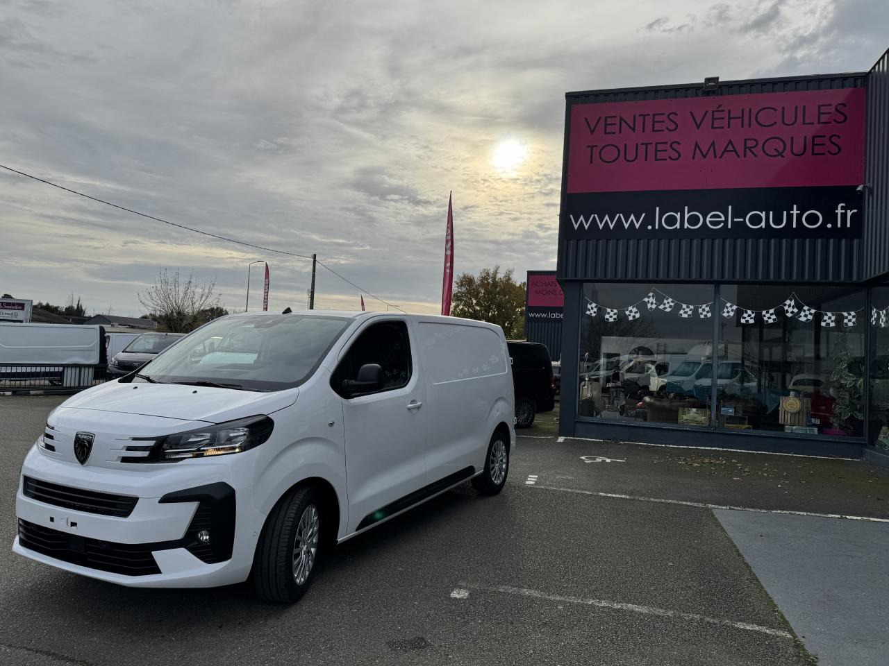 PEUGEOT Expert M 2.0 BlueHDi - 180 S&S - BV EAT8 III FOURGON Fourgon PHASE 2 - Цельнометаллический фургон: фото 1 PEUGEOT Expert M 2.0 BlueHDi - 180 S&S - BV EAT8 III FOURGON Fourgon PHASE 2 - Цельнометаллический фургон: фото 1