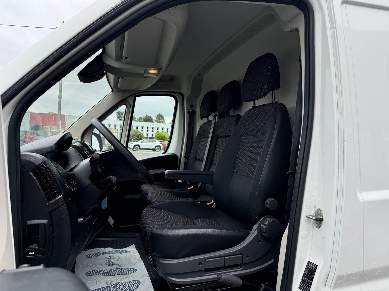 Peugeot Boxer 333 L1H1 2.2 BLUEHDI S&S 140CH ASPHALT - Цельнометаллический фургон: фото 4 Peugeot Boxer 333 L1H1 2.2 BLUEHDI S&S 140CH ASPHALT - Цельнометаллический фургон: фото 4
