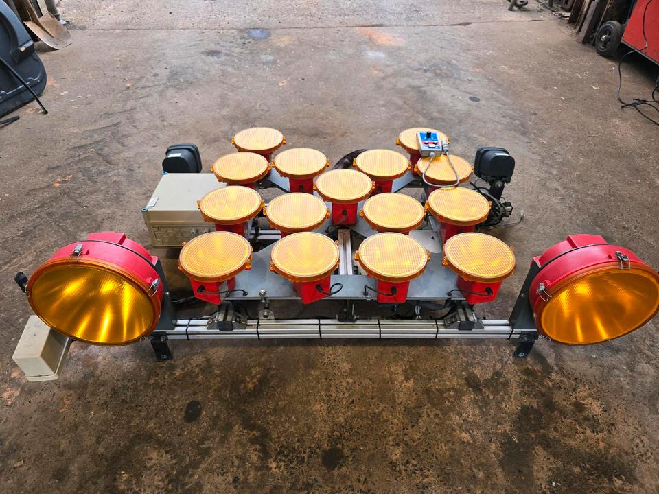 Horizont Blinkpfeinalage für Unimog mit Xenonscheinwerfer Dachträger Nissen Vz616 Funkwarnmeldeanlage passend für UGE UGN U290 U 300 400 500 405 218 219 318 319 423 427 430 527 530 Mercedes-Benz Dach - Свет/ Освещение для Строительной техники: фото 1 Horizont Blinkpfeinalage für Unimog mit Xenonscheinwerfer Dachträger Nissen Vz616 Funkwarnmeldeanlage passend für UGE UGN U290 U 300 400 500 405 218 219 318 319 423 427 430 527 530 Mercedes-Benz Dach - Свет/ Освещение для Строительной техники: фото 1