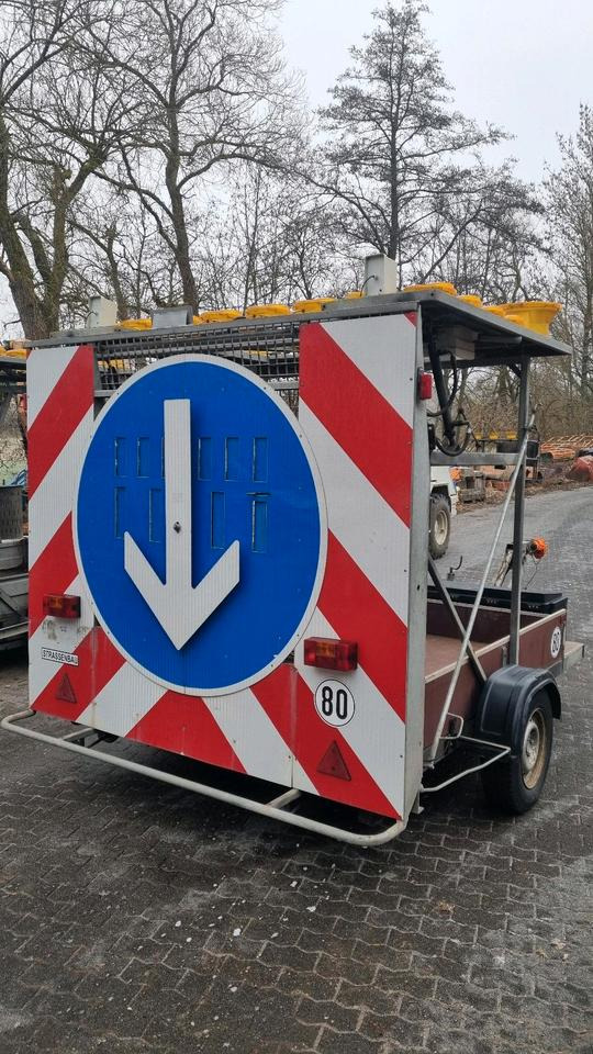 Nissen A31 LED Absperrtafel mit GPS Dora Funkwarnmeldeanlage FAT Verkehrsleittafel Verkehrsleitanhänger Verkehrssicherungsanhänger Leitanhänger Leittafel - Строительное оборудование, Прицеп: фото 2 Nissen A31 LED Absperrtafel mit GPS Dora Funkwarnmeldeanlage FAT Verkehrsleittafel Verkehrsleitanhänger Verkehrssicherungsanhänger Leitanhänger Leittafel - Строительное оборудование, Прицеп: фото 2