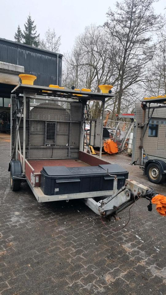 Nissen A31 LED Absperrtafel mit GPS Dora Funkwarnmeldeanlage FAT Verkehrsleittafel Verkehrsleitanhänger Verkehrssicherungsanhänger Leitanhänger Leittafel - Строительное оборудование, Прицеп: фото 3 Nissen A31 LED Absperrtafel mit GPS Dora Funkwarnmeldeanlage FAT Verkehrsleittafel Verkehrsleitanhänger Verkehrssicherungsanhänger Leitanhänger Leittafel - Строительное оборудование, Прицеп: фото 3