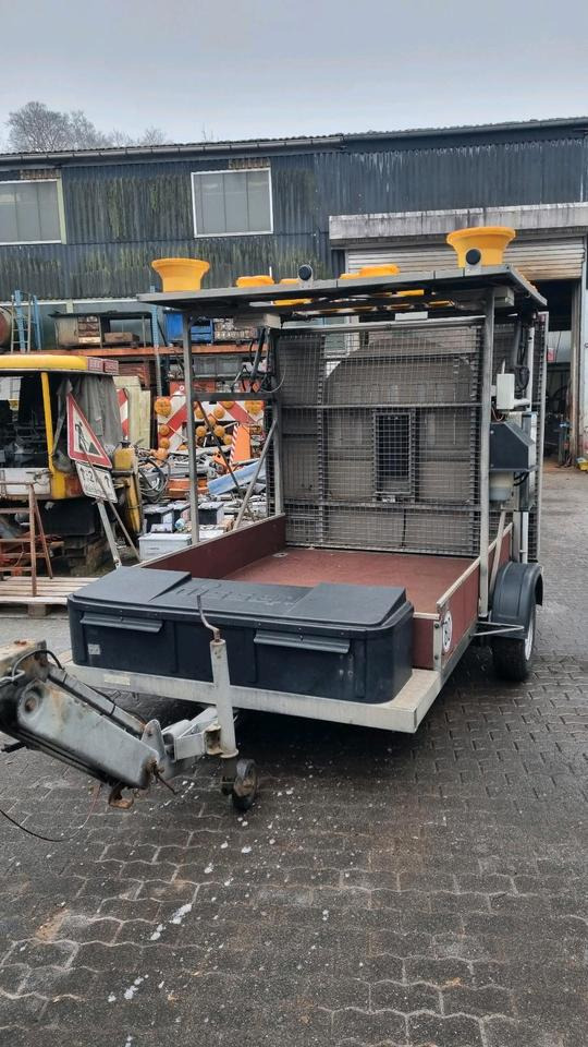 Nissen A31 LED Absperrtafel mit GPS Dora Funkwarnmeldeanlage FAT Verkehrsleittafel Verkehrsleitanhänger Verkehrssicherungsanhänger Leitanhänger Leittafel - Строительное оборудование, Прицеп: фото 4 Nissen A31 LED Absperrtafel mit GPS Dora Funkwarnmeldeanlage FAT Verkehrsleittafel Verkehrsleitanhänger Verkehrssicherungsanhänger Leitanhänger Leittafel - Строительное оборудование, Прицеп: фото 4