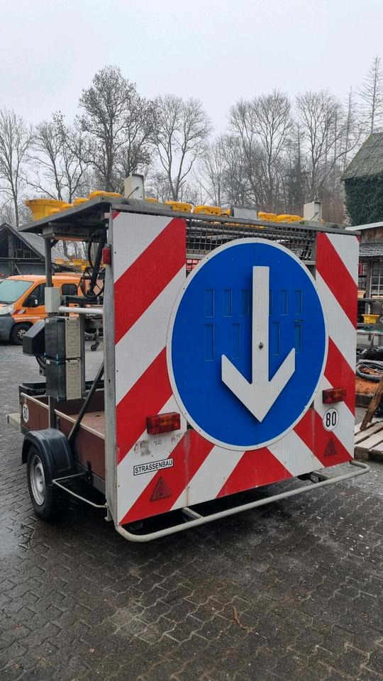 Nissen A31 LED Absperrtafel mit GPS Dora Funkwarnmeldeanlage FAT Verkehrsleittafel Verkehrsleitanhänger Verkehrssicherungsanhänger Leitanhänger Leittafel - Строительное оборудование, Прицеп: фото 1 Nissen A31 LED Absperrtafel mit GPS Dora Funkwarnmeldeanlage FAT Verkehrsleittafel Verkehrsleitanhänger Verkehrssicherungsanhänger Leitanhänger Leittafel - Строительное оборудование, Прицеп: фото 1