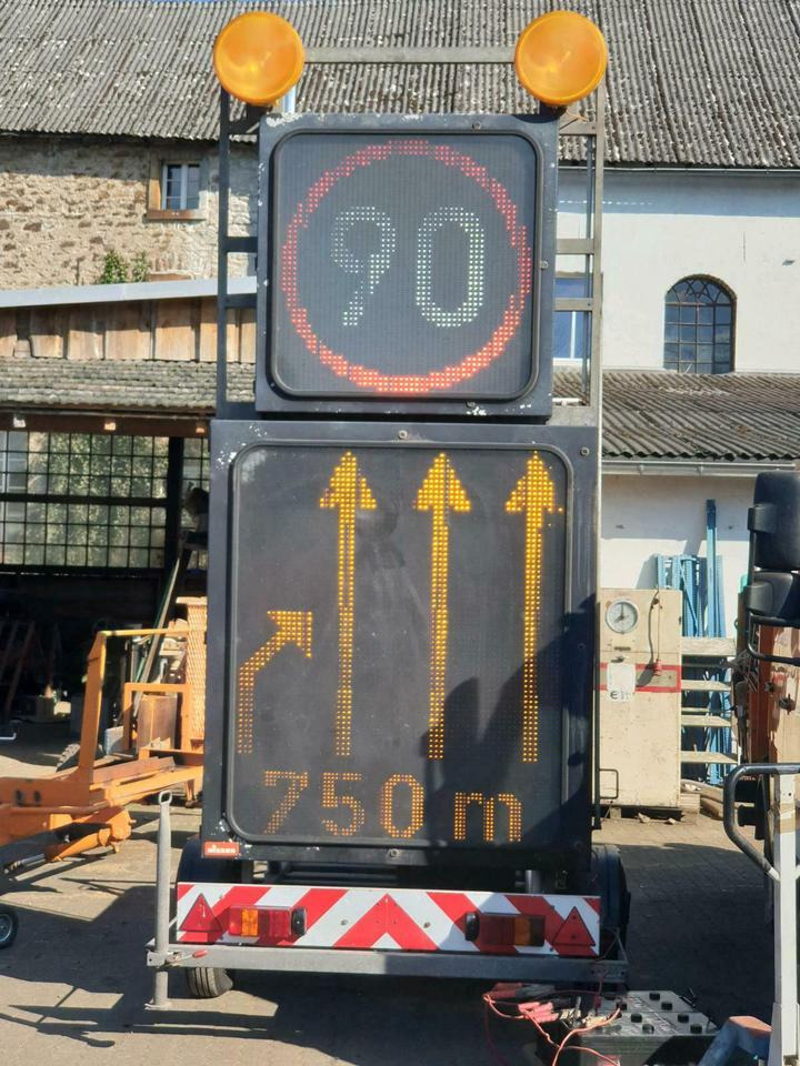 Nissen LED Vorwarntafel Verkehrssicherung Verkehrsleittafel unimo - Строительное оборудование, Прицеп: фото 5 Nissen LED Vorwarntafel Verkehrssicherung Verkehrsleittafel unimo - Строительное оборудование, Прицеп: фото 5