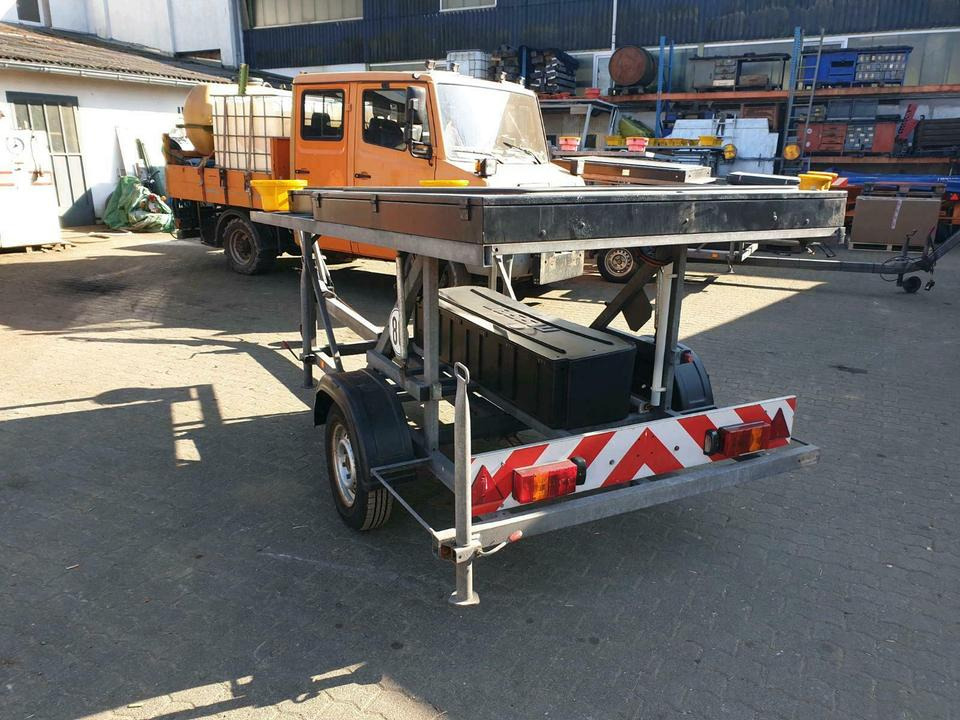 Nissen LED Vorwarntafel Verkehrssicherung Verkehrsleittafel unimo - Строительное оборудование, Прицеп: фото 1 Nissen LED Vorwarntafel Verkehrssicherung Verkehrsleittafel unimo - Строительное оборудование, Прицеп: фото 1