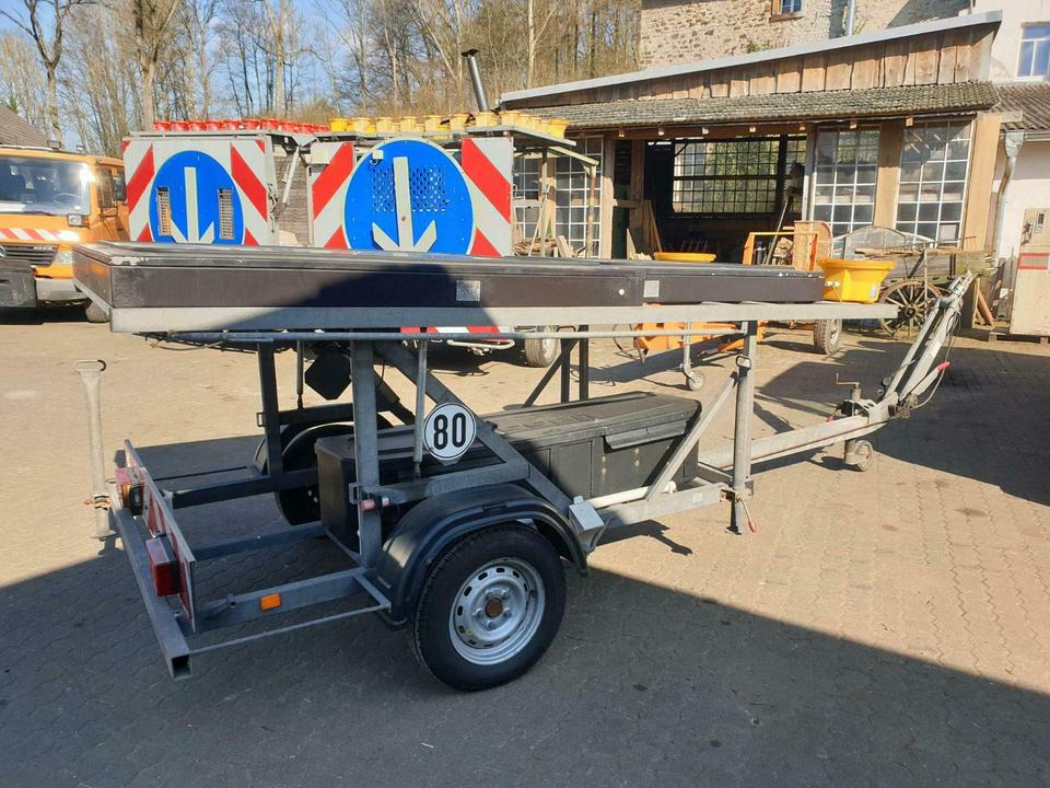 Nissen LED Vorwarntafel Verkehrssicherung Verkehrsleittafel unimo - Строительное оборудование, Прицеп: фото 3 Nissen LED Vorwarntafel Verkehrssicherung Verkehrsleittafel unimo - Строительное оборудование, Прицеп: фото 3