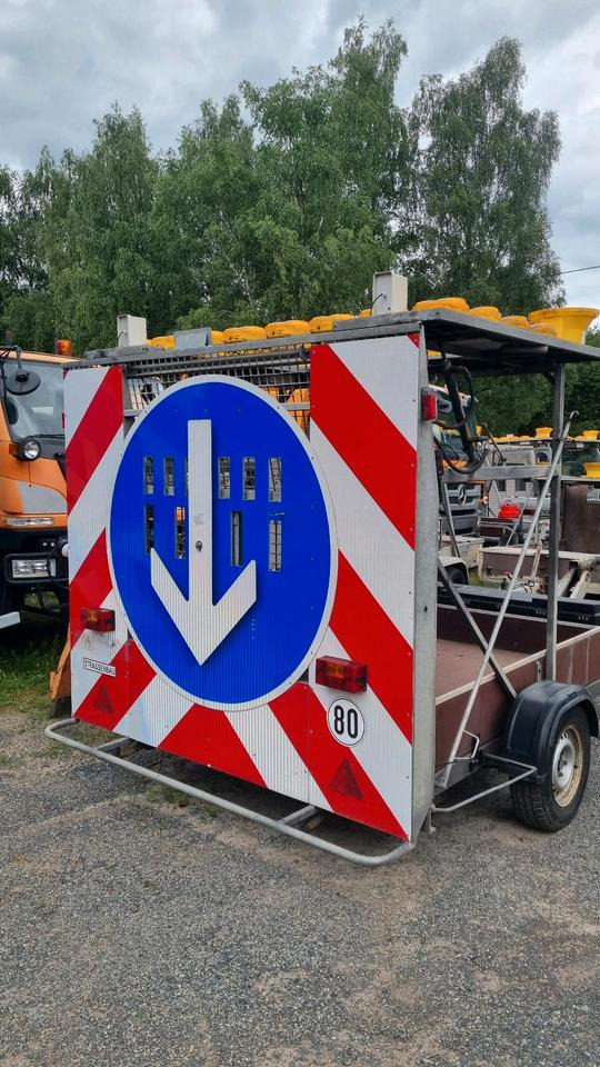 Nissen VZ616 Absperrtafel LED Funkwarnmeldeanlage Sperrwand Sperrtafel Verkehrsleittafel Verkehrsleitanhänger Verkehrssicherungsanhänger Leittafel Verkehrssicherung Vorwarner Vorwarntafel ABT - Строительное оборудование, Прицеп: фото 1 Nissen VZ616 Absperrtafel LED Funkwarnmeldeanlage Sperrwand Sperrtafel Verkehrsleittafel Verkehrsleitanhänger Verkehrssicherungsanhänger Leittafel Verkehrssicherung Vorwarner Vorwarntafel ABT - Строительное оборудование, Прицеп: фото 1