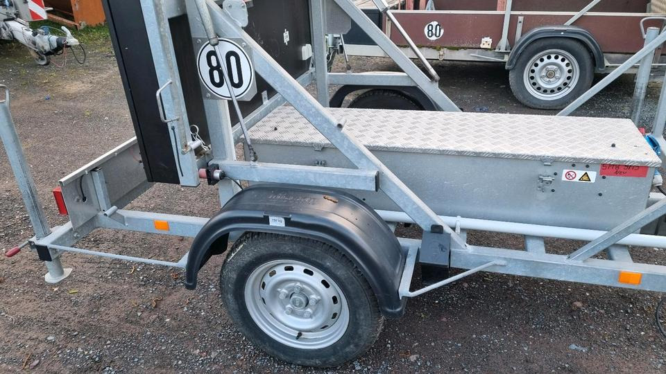 Прицеп Neuwertige Nissen LED VLT Verkehrsleittafel Verkehrsleitanhänger Verkehrssicherungsanhänger Leitanhänger Leittafel Absperrtafel FAT Verkehrssicherung GPS: фото 12