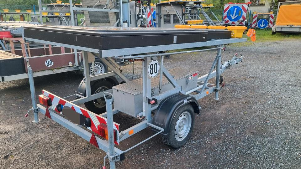 Прицеп Neuwertige Nissen LED VLT Verkehrsleittafel Verkehrsleitanhänger Verkehrssicherungsanhänger Leitanhänger Leittafel Absperrtafel FAT Verkehrssicherung GPS: фото 16
