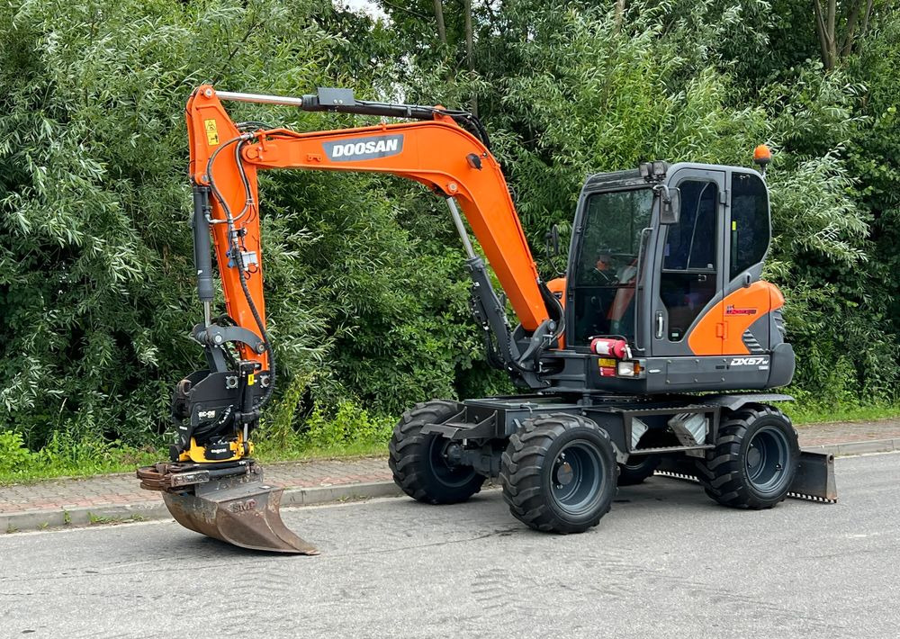 Doosan DOOSAN DX57W *ROTOTILT* 2200 Motogodzin * Jak Nowa * Sprowadzona * Stan Perfekcyjny - Колёсный экскаватор: фото 1 Doosan DOOSAN DX57W *ROTOTILT* 2200 Motogodzin * Jak Nowa * Sprowadzona * Stan Perfekcyjny - Колёсный экскаватор: фото 1