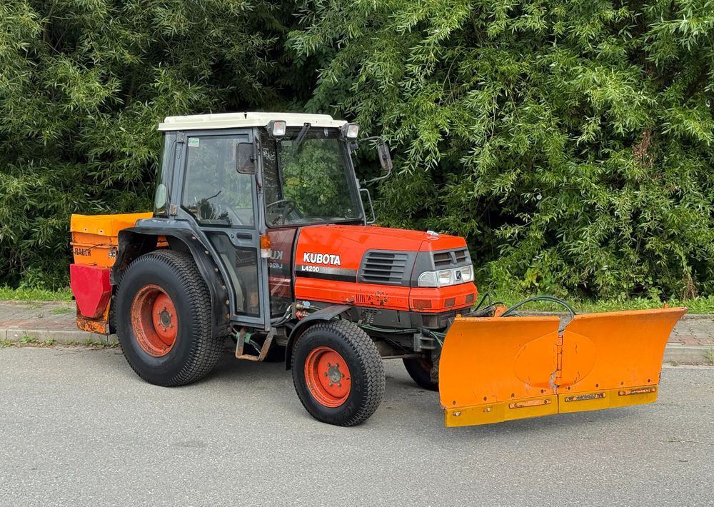Kubota * Traktor KUBOTA L4200 * 4x4 * Pług Piaskarka * Wałek Przód Tył * Sprowadzony* Zimowe Utrzymanie - Трактор: фото 1 Kubota * Traktor KUBOTA L4200 * 4x4 * Pług Piaskarka * Wałek Przód Tył * Sprowadzony* Zimowe Utrzymanie - Трактор: фото 1