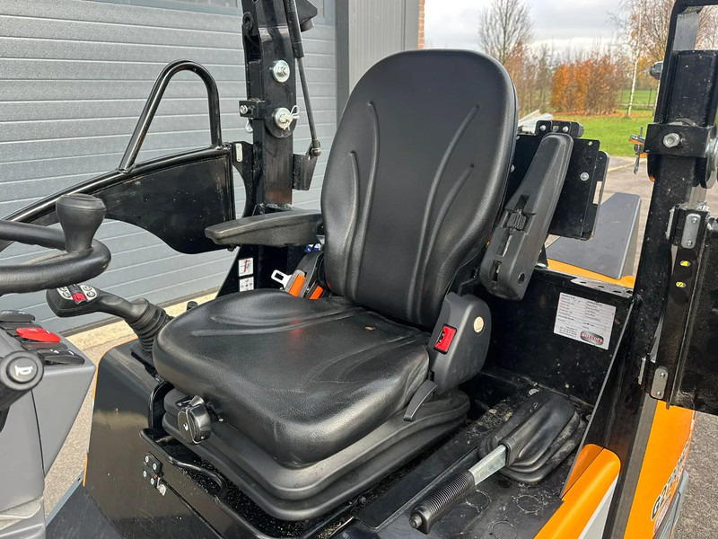 Гусеничный мини-погрузчик Giant G2700HD+: фото 10 Гусеничный мини-погрузчик Giant G2700HD+: фото 10