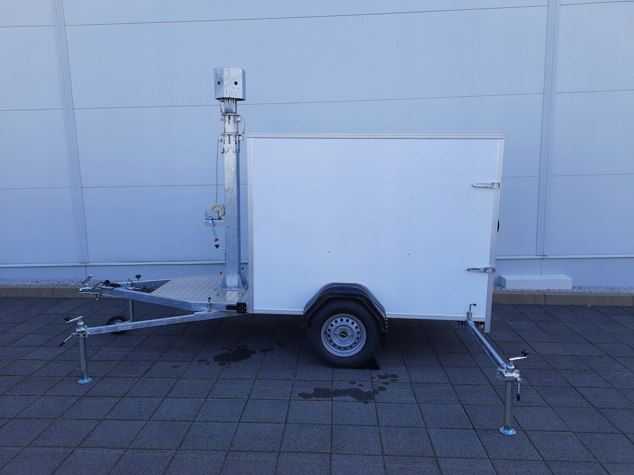PRZYCZEPA Z MASZTEM TELESKOPOWYM DO MONITORINGU / TRAILER WITH TELESCOPIC MAST FOR MONITORING - Прицеп-фургон: фото 5 PRZYCZEPA Z MASZTEM TELESKOPOWYM DO MONITORINGU / TRAILER WITH TELESCOPIC MAST FOR MONITORING - Прицеп-фургон: фото 5