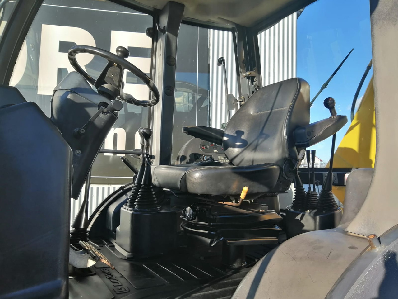 Экскаватор-погрузчик LiuGong CLG777A Backhoe Loader 4×4(copy): фото 10