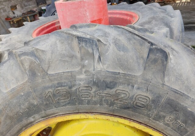 John Deere 13.6x28 eturenkaat vanteilla - Шина для Тракторов: фото 4 John Deere 13.6x28 eturenkaat vanteilla - Шина для Тракторов: фото 4