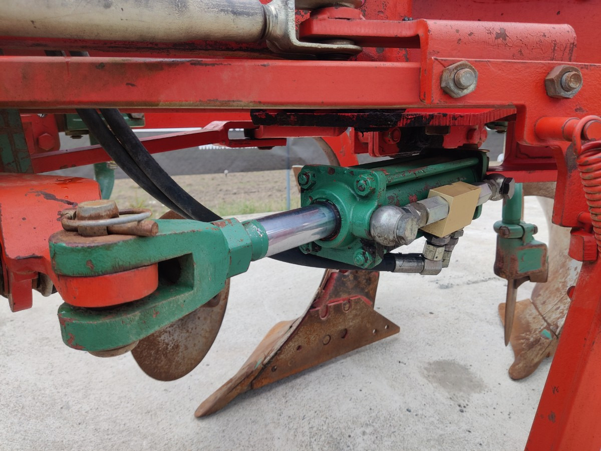 KVERNELAND AB85 4-siipinen sarka-aura - Плуг: фото 3 KVERNELAND AB85 4-siipinen sarka-aura - Плуг: фото 3