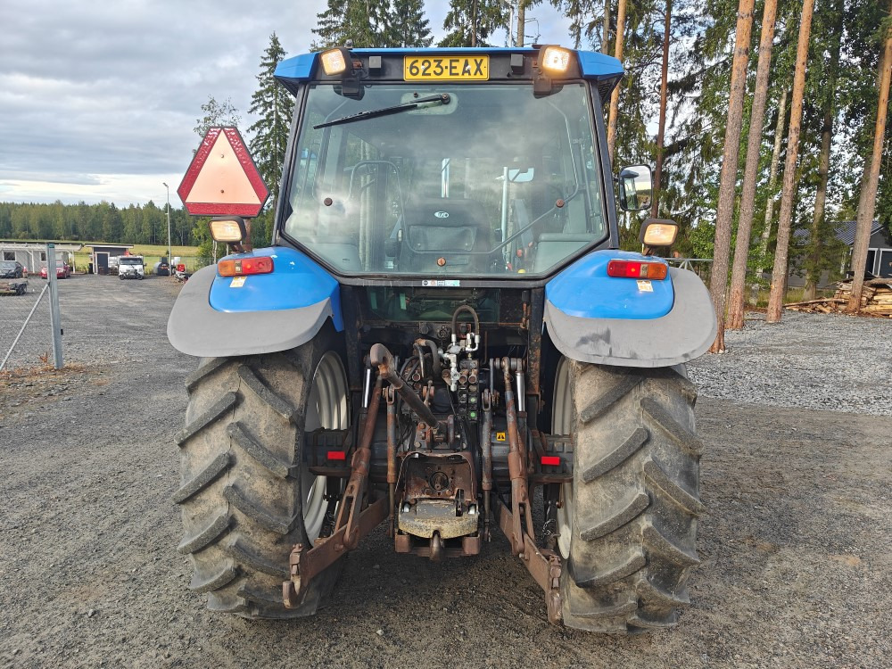 New Holland TS100, ES vaihteisto, ilmastointi, etukuormaaja Ålö Q55, katso video! - Трактор: фото 4 New Holland TS100, ES vaihteisto, ilmastointi, etukuormaaja Ålö Q55, katso video! - Трактор: фото 4