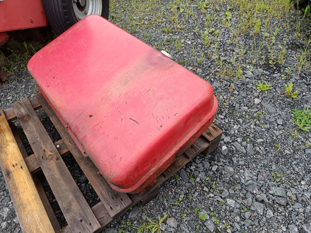 Sampo 410 polttoainetankki - Топливный бак для Зерноуборочных комбайнов: фото 1 Sampo 410 polttoainetankki - Топливный бак для Зерноуборочных комбайнов: фото 1