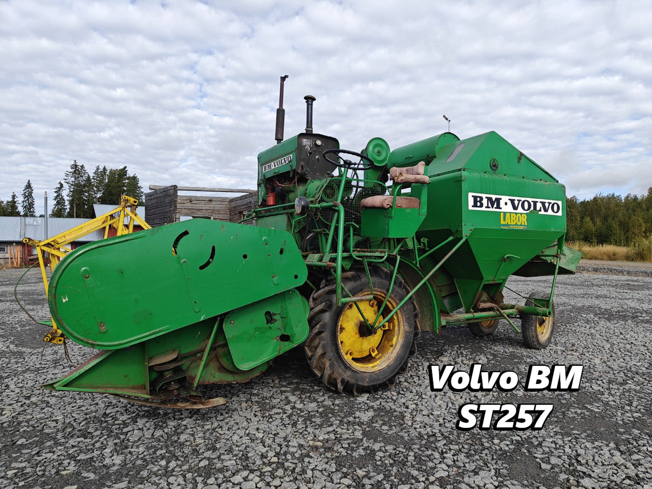 Volvo BM ST257 leikkuupuimuri työleveys 190cm, vaikka koeruutupuimuriksi, katso video! - Зерноуборочный комбайн: фото 1 Volvo BM ST257 leikkuupuimuri työleveys 190cm, vaikka koeruutupuimuriksi, katso video! - Зерноуборочный комбайн: фото 1