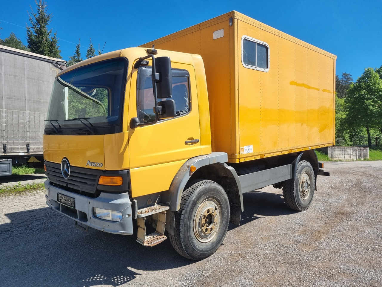 MERCEDES-BENZ ATEGO 1017 4x4 BOX + PTO - Грузовик с закрытым кузовом: фото 1 MERCEDES-BENZ ATEGO 1017 4x4 BOX + PTO - Грузовик с закрытым кузовом: фото 1