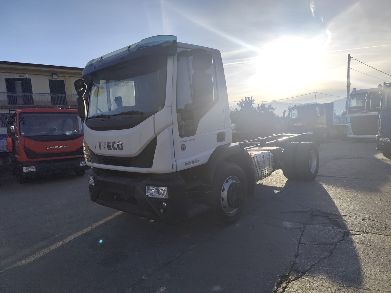 IVECO EUROCARGO 180-320 - Грузовик-шасси: фото 1 IVECO EUROCARGO 180-320 - Грузовик-шасси: фото 1
