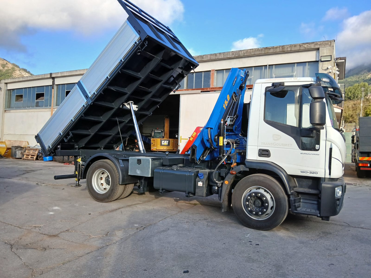 IVECO EUROCARGO 180-320 - Автоманипулятор, Самосвал: фото 1 IVECO EUROCARGO 180-320 - Автоманипулятор, Самосвал: фото 1