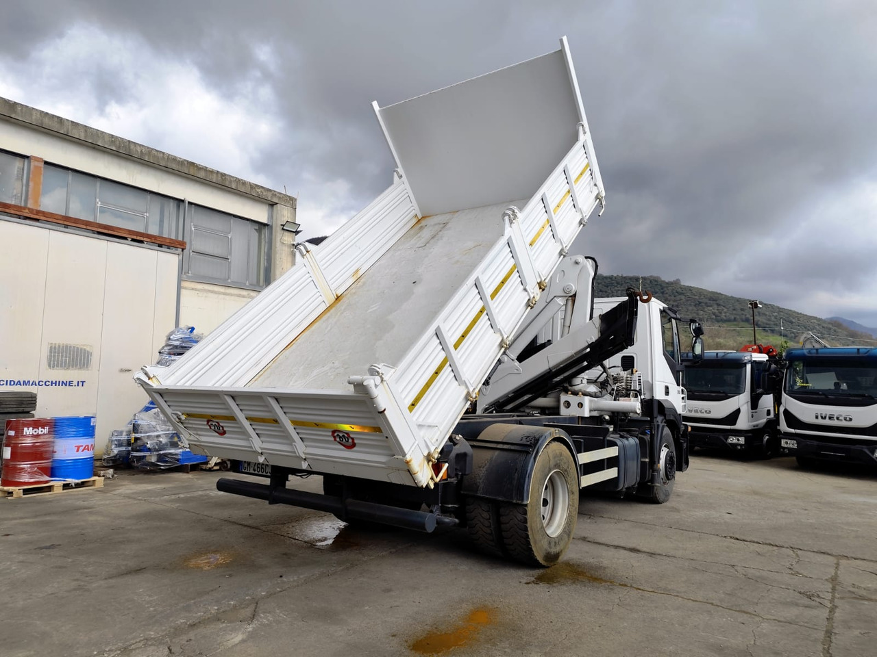 Фото интерьера 3: Автоманипулятор, Самосвал IVECO STRALIS AD 190S31P Фото интерьера 3: Автоманипулятор, Самосвал IVECO STRALIS AD 190S31P