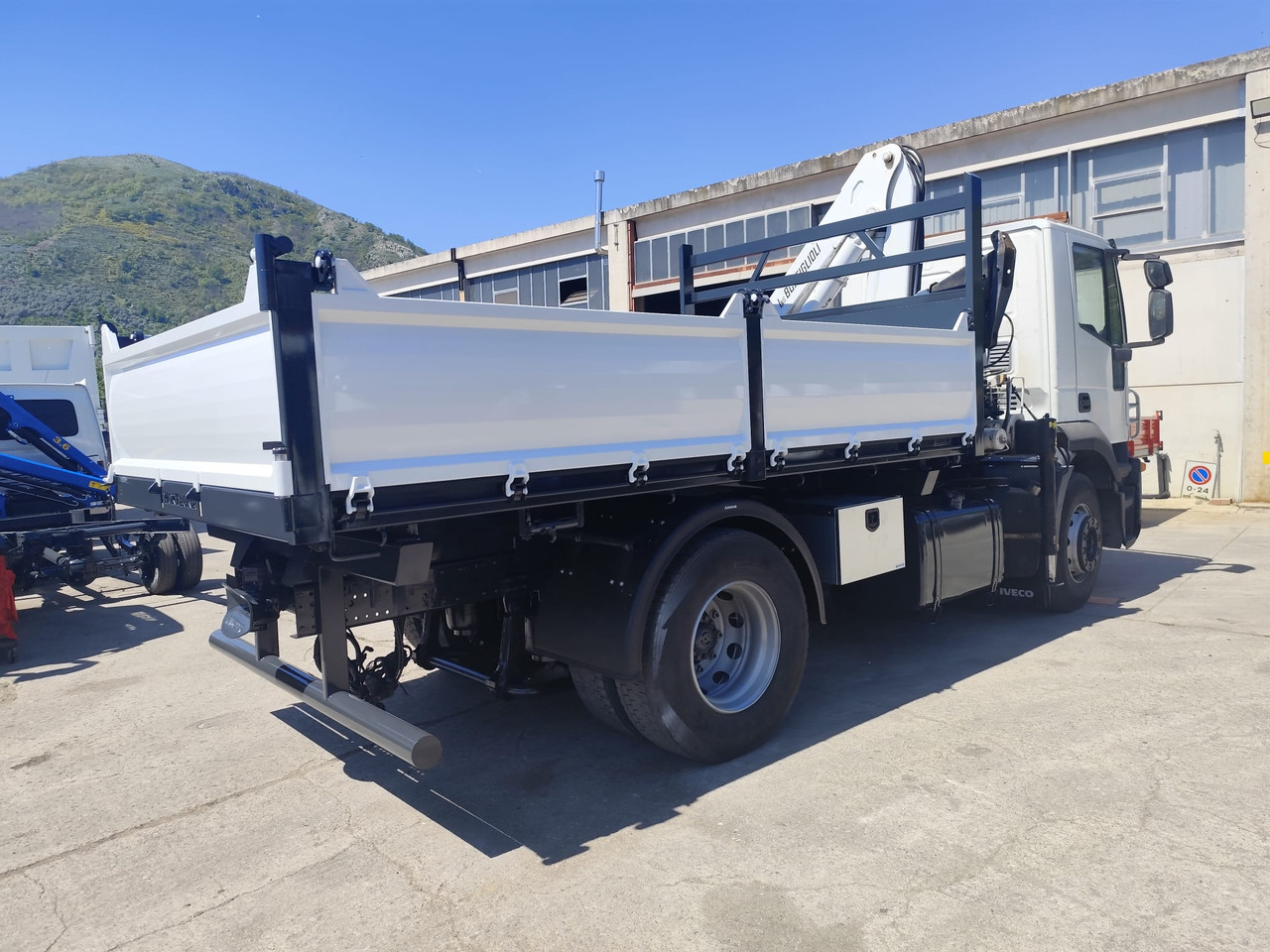 Автоманипулятор, Самосвал IVECO STRALIS CUBE 190S33: фото 35