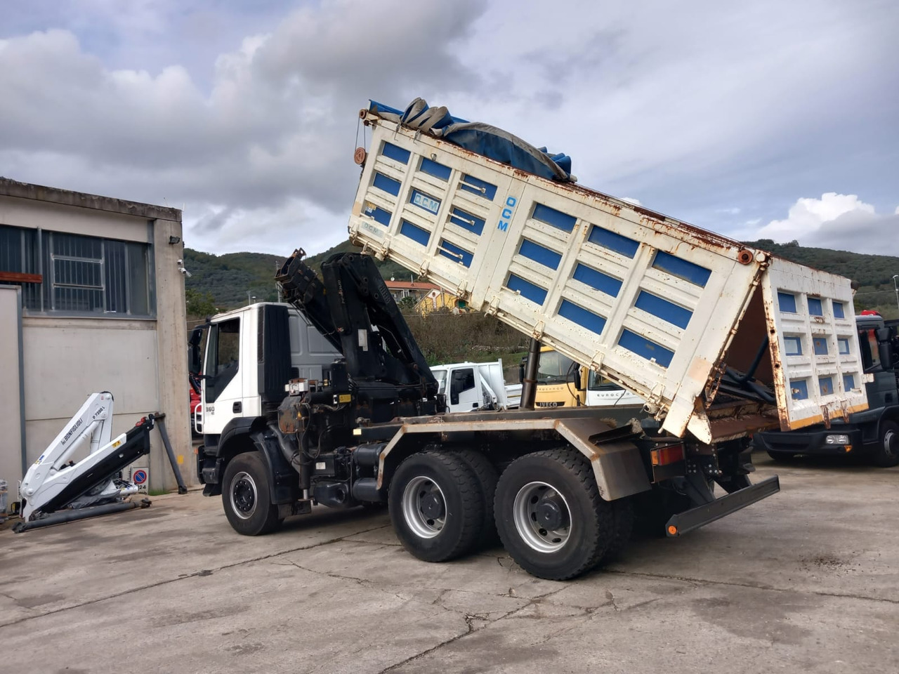 Фото интерьера 1: Автоманипулятор IVECO TRAKKER 260T36
