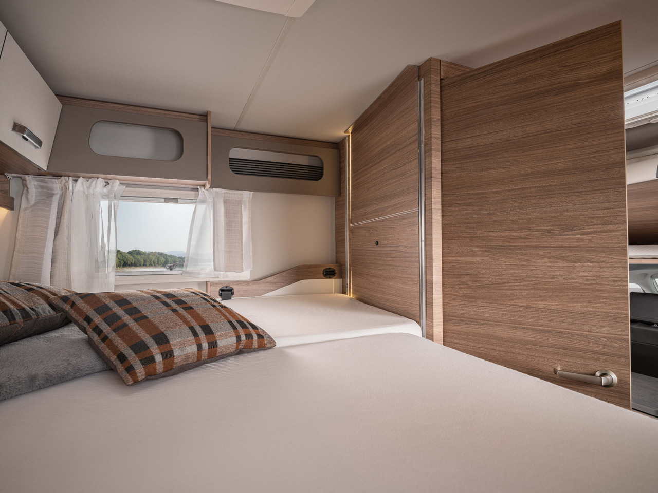 Полуинтегрированный автодом WEINSBERG X-Cursion Van 500 MQ [Edition Pepper]: фото 17