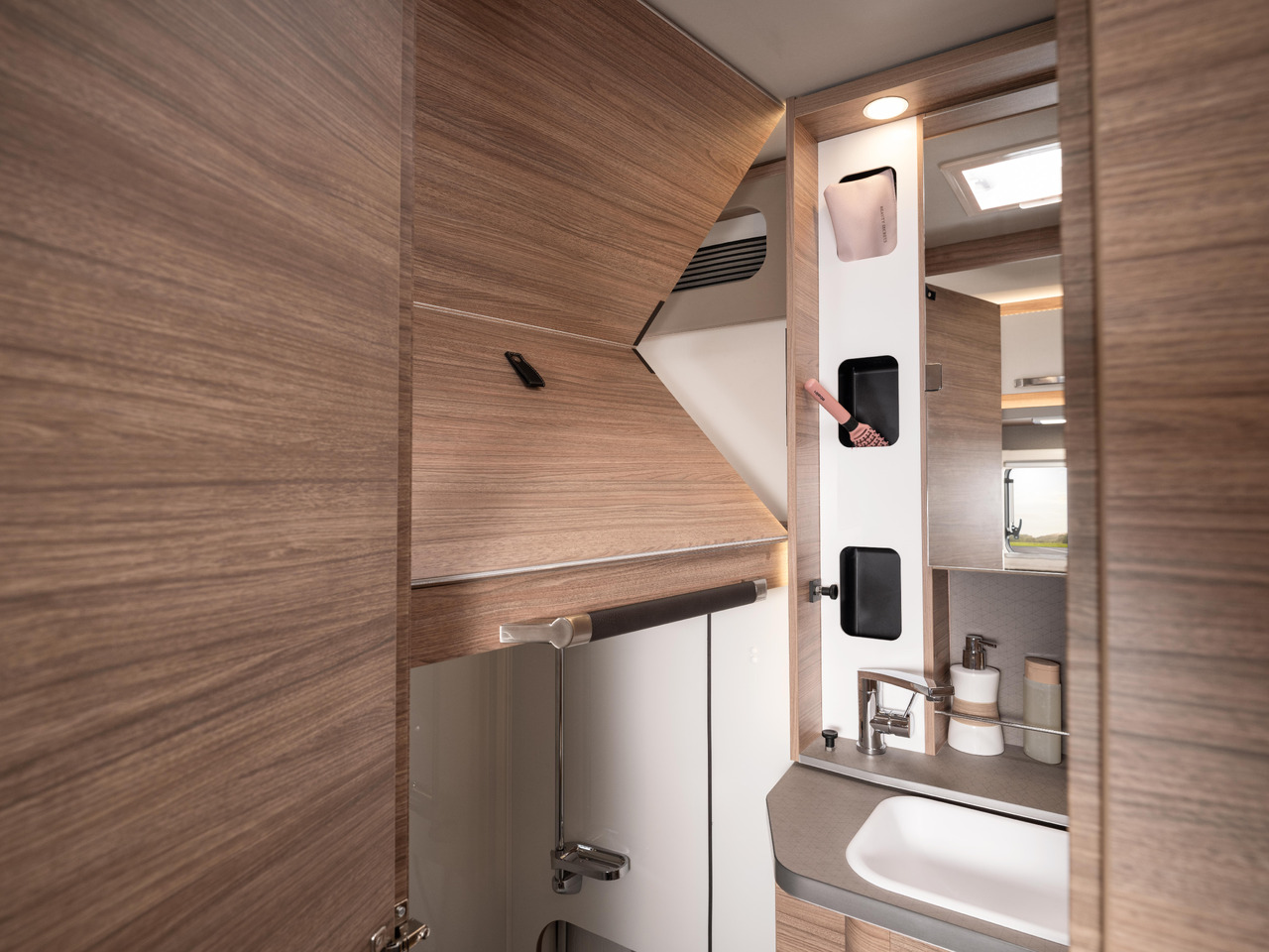 Полуинтегрированный автодом WEINSBERG X-Cursion Van 500 MQ [Edition Pepper]: фото 16