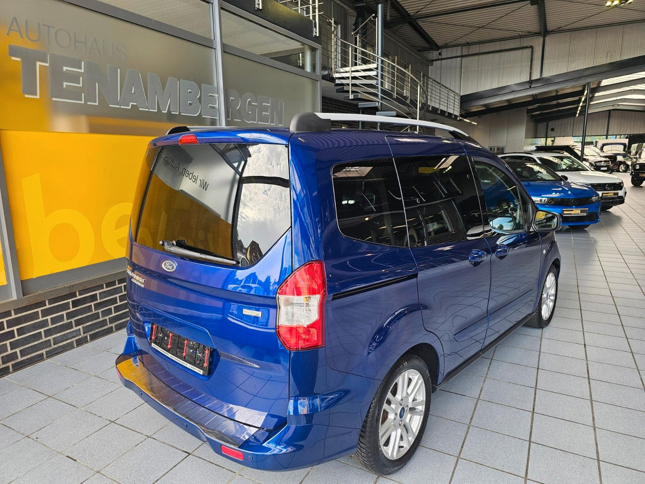 Ford Tourneo Courier Titanium behzb. Windschutzschei - Пассажирский фургон: фото 3 Ford Tourneo Courier Titanium behzb. Windschutzschei - Пассажирский фургон: фото 3