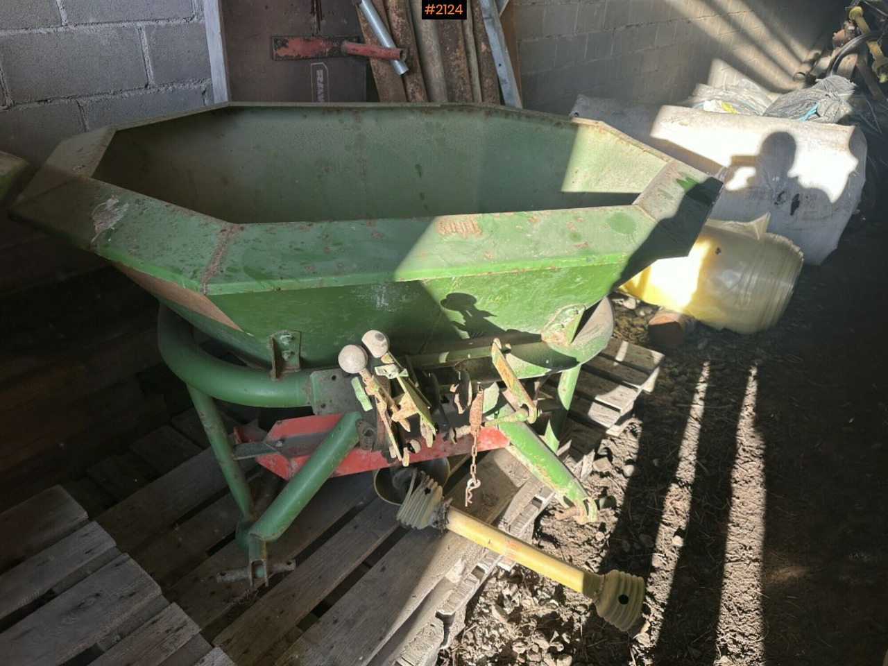 Fertilizer spreader - Разбрасыватель удобрений: фото 1 Fertilizer spreader - Разбрасыватель удобрений: фото 1