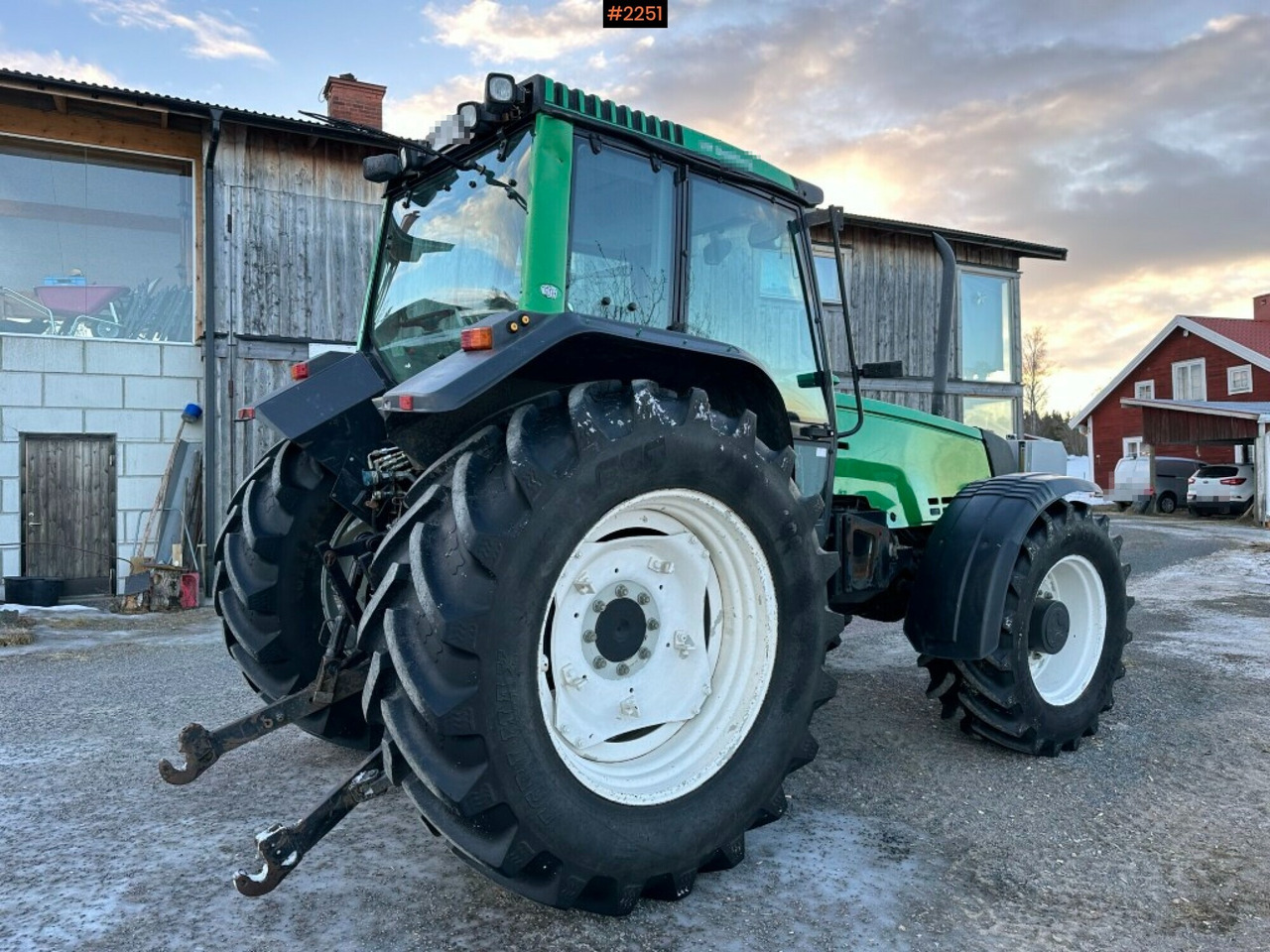 Трактор Valtra X110 waiststeering tractor with twintrac: фото 6