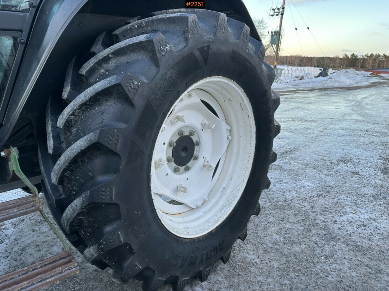 Трактор Valtra X110 waiststeering tractor with twintrac: фото 10