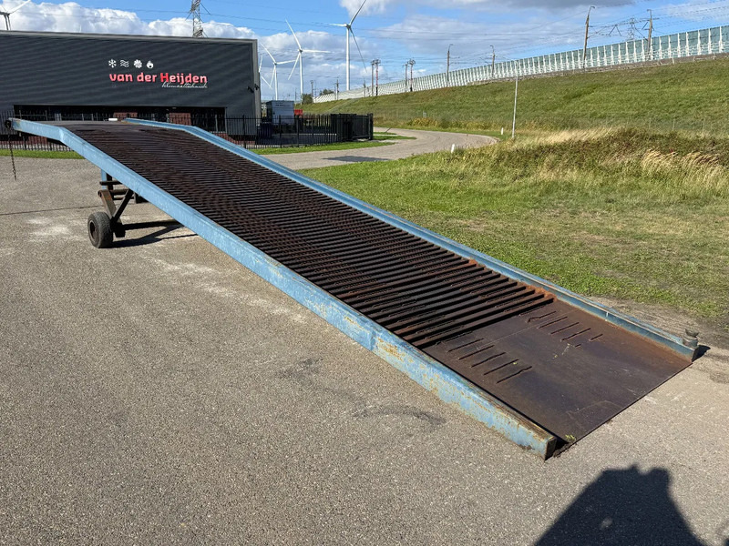 Навесное оборудование Onbekend mobiele laadramp laaddock oprijbrug: фото 1
