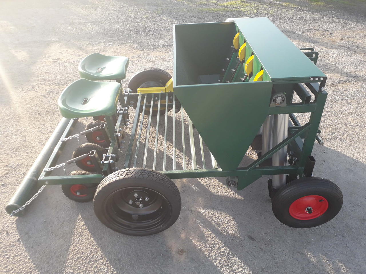 GARMACH Planteuse Ail-Oignon-Echalote AGP 4 R - Картофелесажалка: фото 3 GARMACH Planteuse Ail-Oignon-Echalote AGP 4 R - Картофелесажалка: фото 3