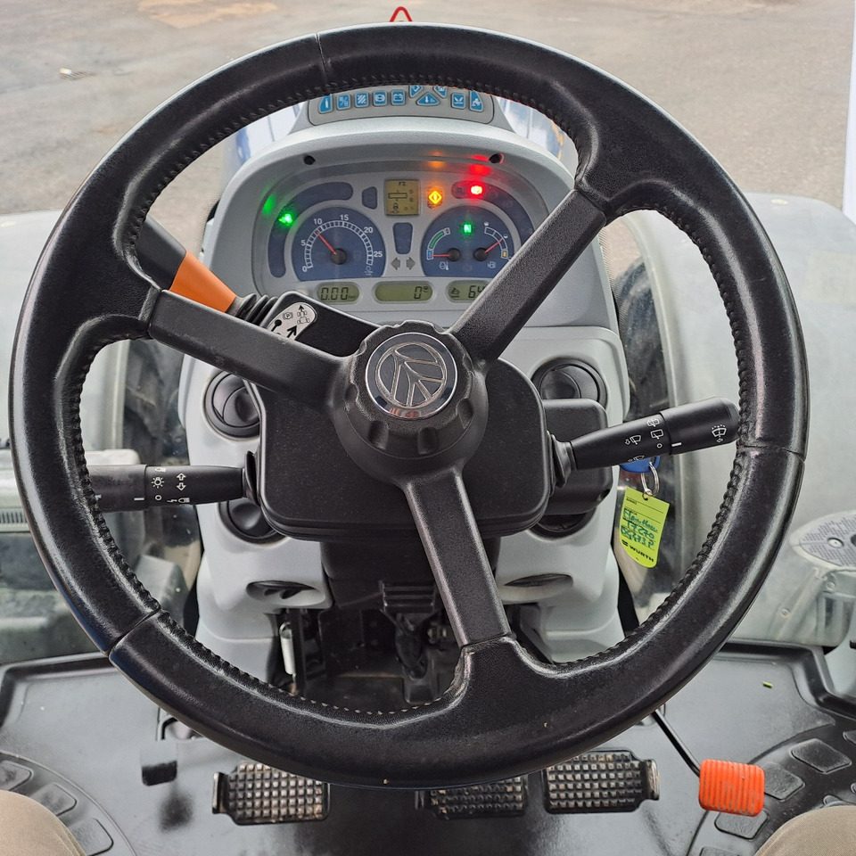 NEW HOLLAND T7.270 BLUEPOWER - Трактор: фото 2 NEW HOLLAND T7.270 BLUEPOWER - Трактор: фото 2