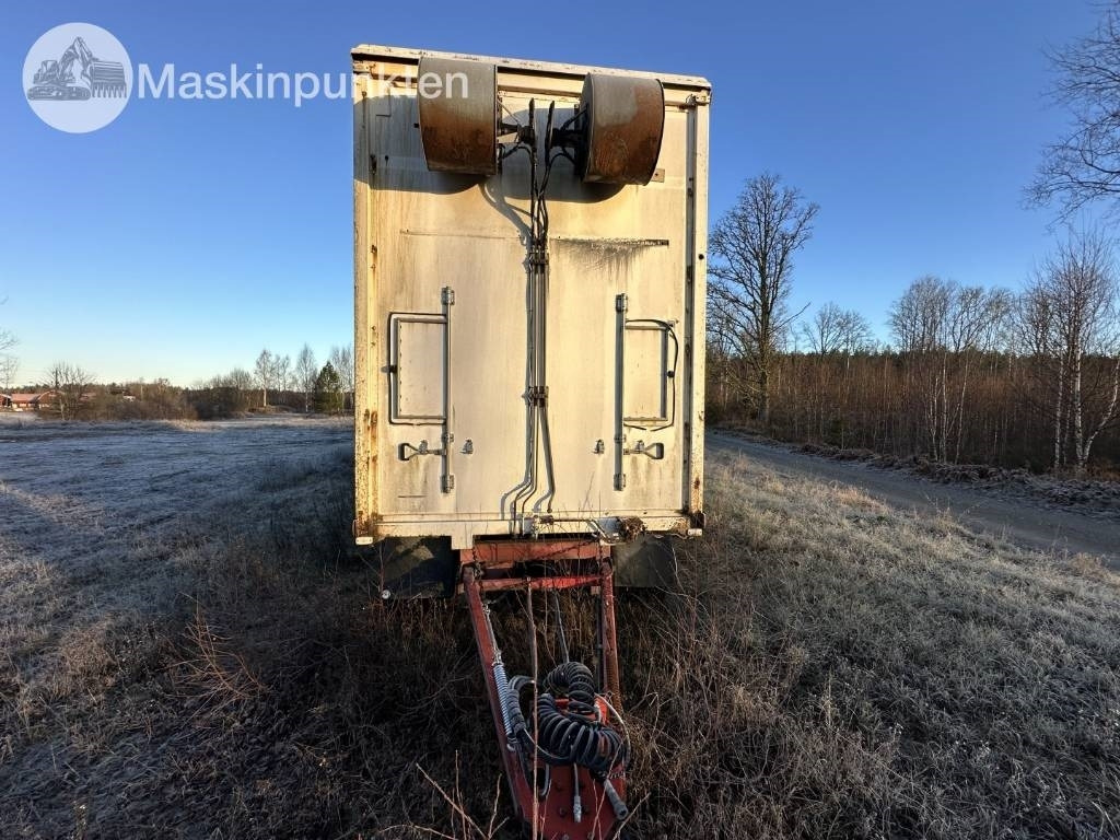 Skåpsläp med hydrauliskt öppningsbar sida - Прицеп-фургон: фото 2 Skåpsläp med hydrauliskt öppningsbar sida - Прицеп-фургон: фото 2