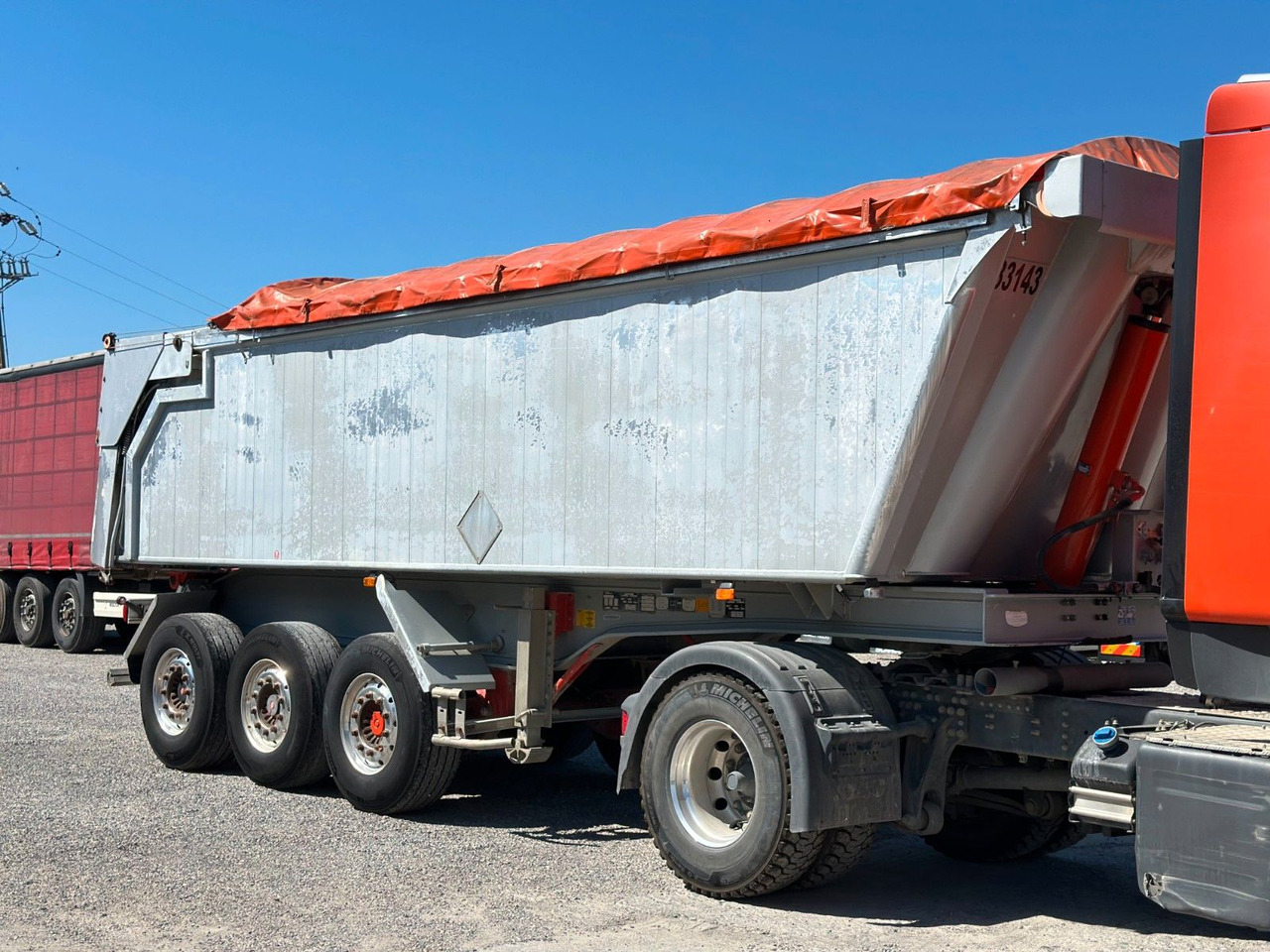 Benalu 25 m3 AXLE SAF HYDRAULIC BOARD - Самосвальный полуприцеп: фото 2 Benalu 25 m3 AXLE SAF HYDRAULIC BOARD - Самосвальный полуприцеп: фото 2