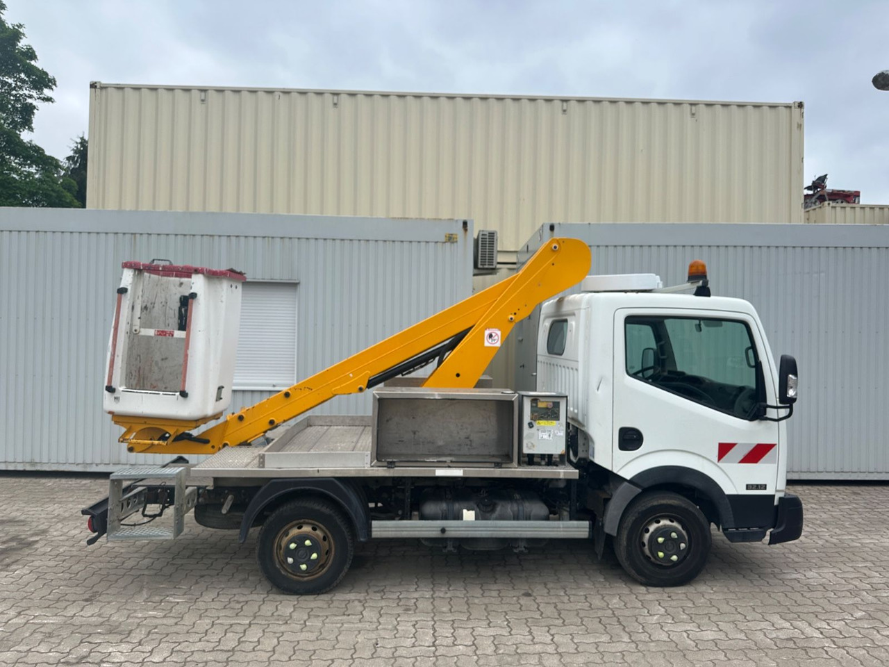 Nissan Cabstar mit Topy11 Arbeitsbühne / 11 Meter - Грузовик с подъемником: фото 5 Nissan Cabstar mit Topy11 Arbeitsbühne / 11 Meter - Грузовик с подъемником: фото 5