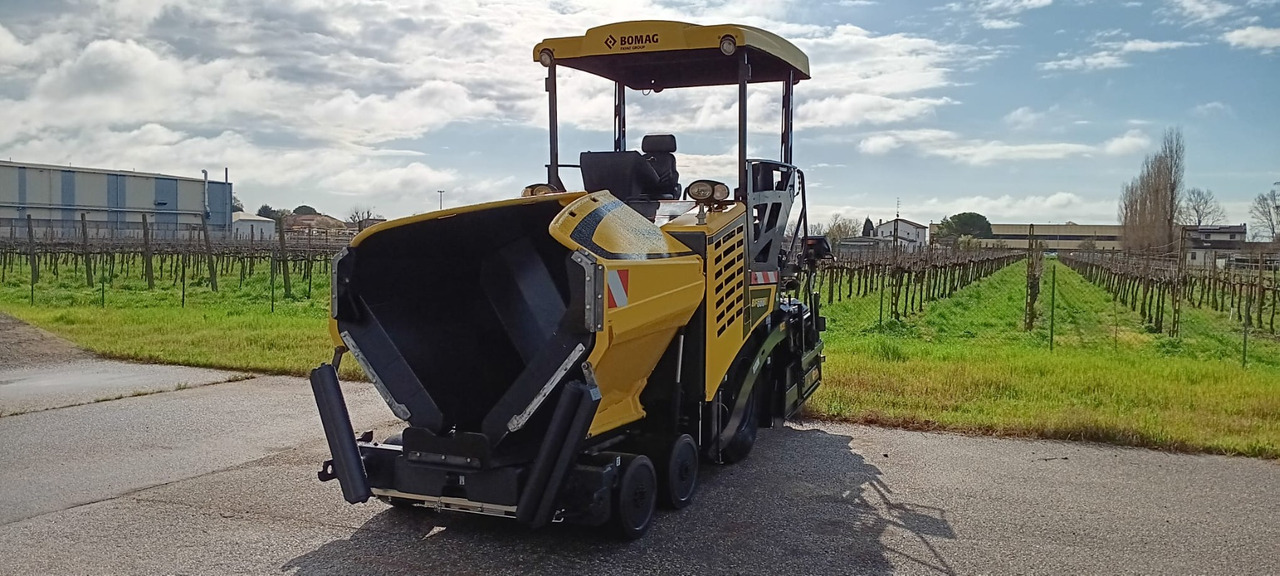 BOMAG IT BF 300 P-2 S340-2 TV Stage IIIb/Tier 4f - Асфальтоукладчик: фото 1 BOMAG IT BF 300 P-2 S340-2 TV Stage IIIb/Tier 4f - Асфальтоукладчик: фото 1