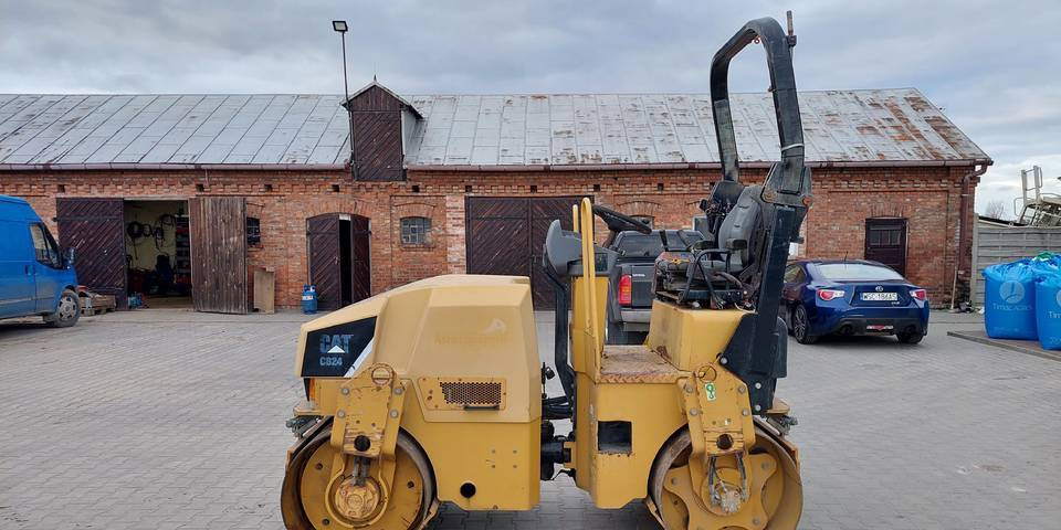 Walec Caterpillar CB24 2700 kg CAT - Каток: фото 2 Walec Caterpillar CB24 2700 kg CAT - Каток: фото 2
