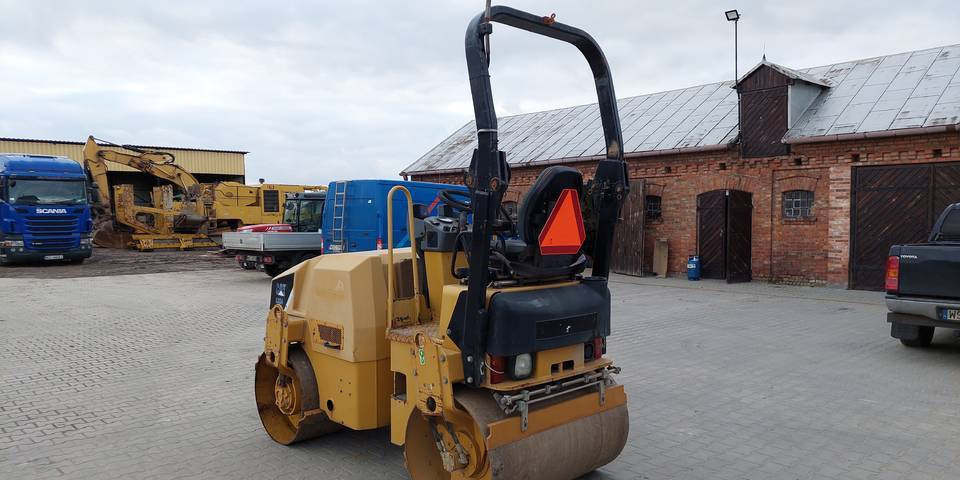 Walec Caterpillar CB24 2700 kg CAT - Каток: фото 3 Walec Caterpillar CB24 2700 kg CAT - Каток: фото 3